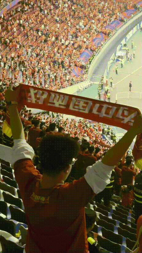 激情洋溢的球迷席，现场加油呐喊声不断！的简单介绍