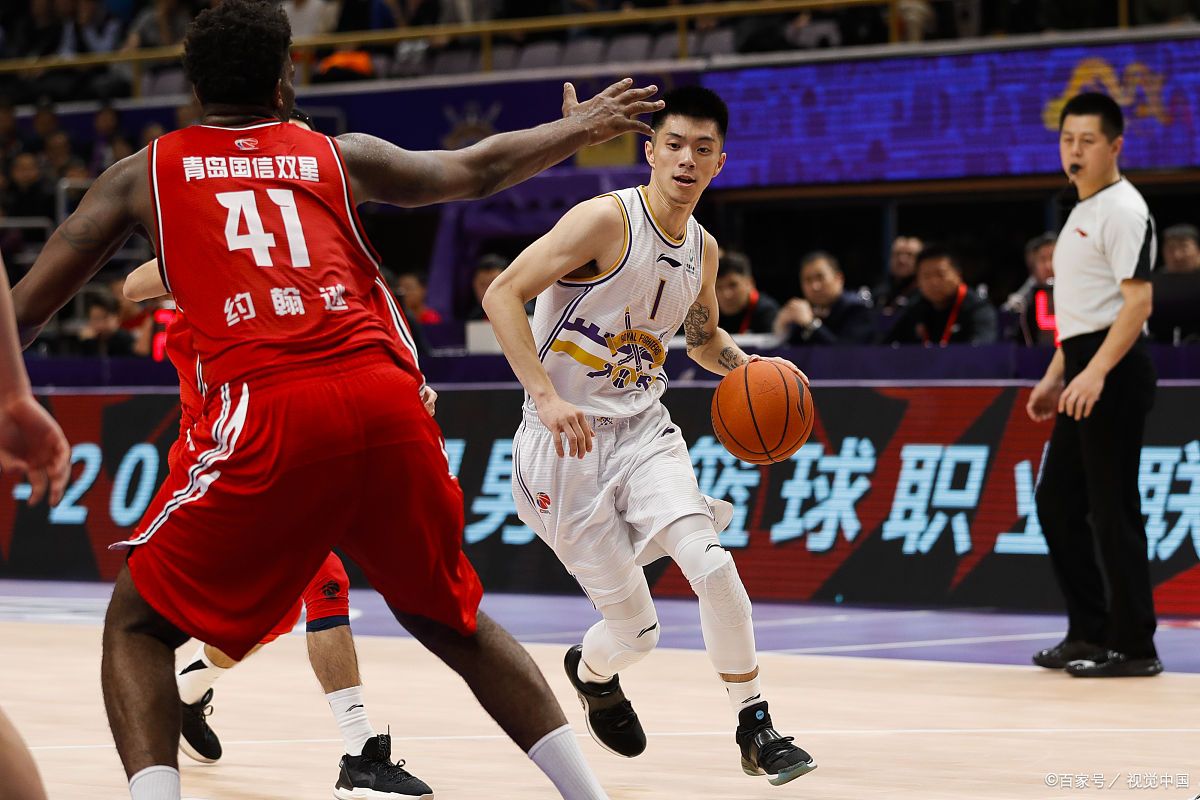 燃烧的战斗场面,球员全力以赴战斗 燃烧的战斗场面,球员全力以赴战斗