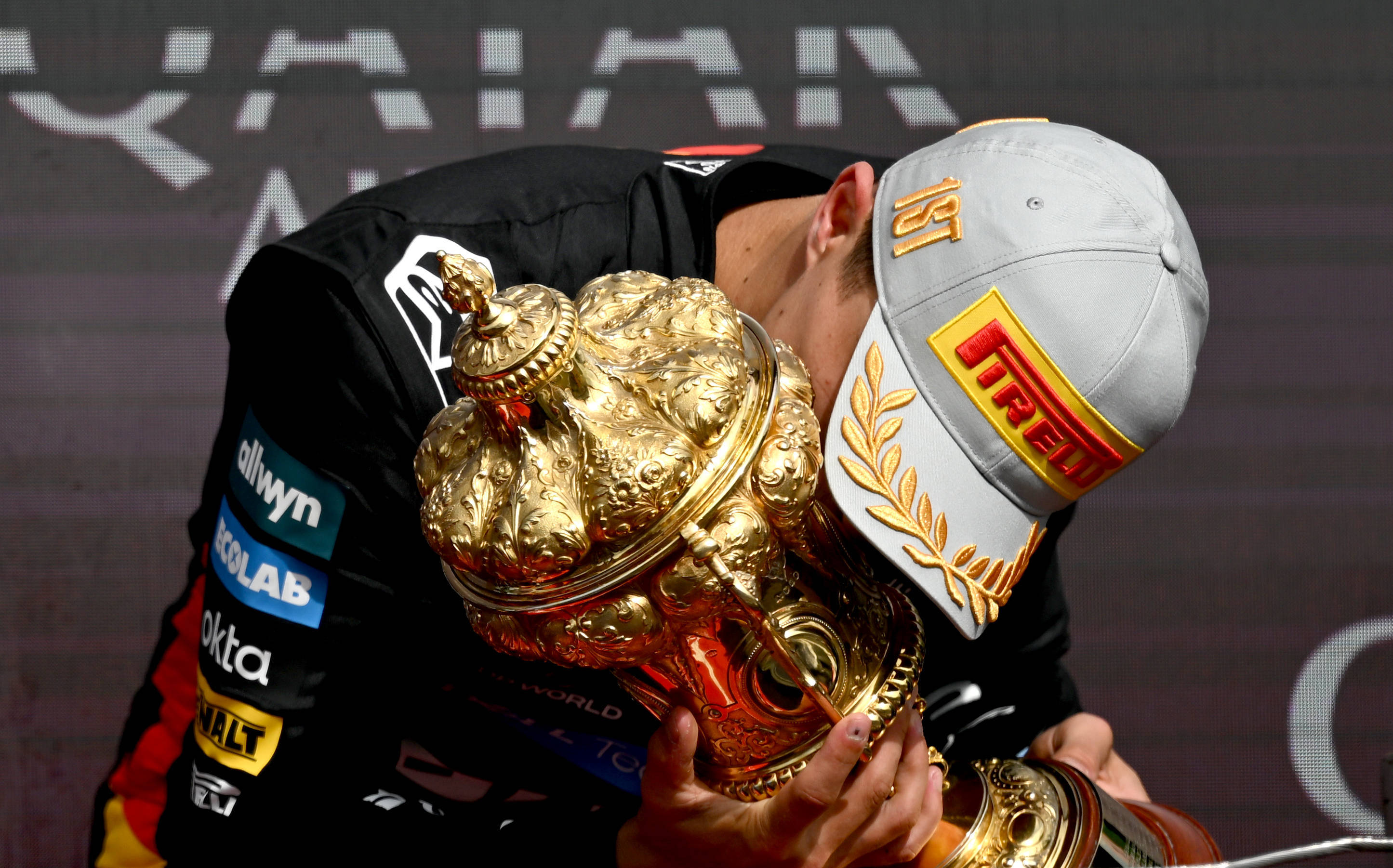 九游娱乐官方网站-索伯车队横扫红牛车队，诺里斯关键制胜的简单介绍