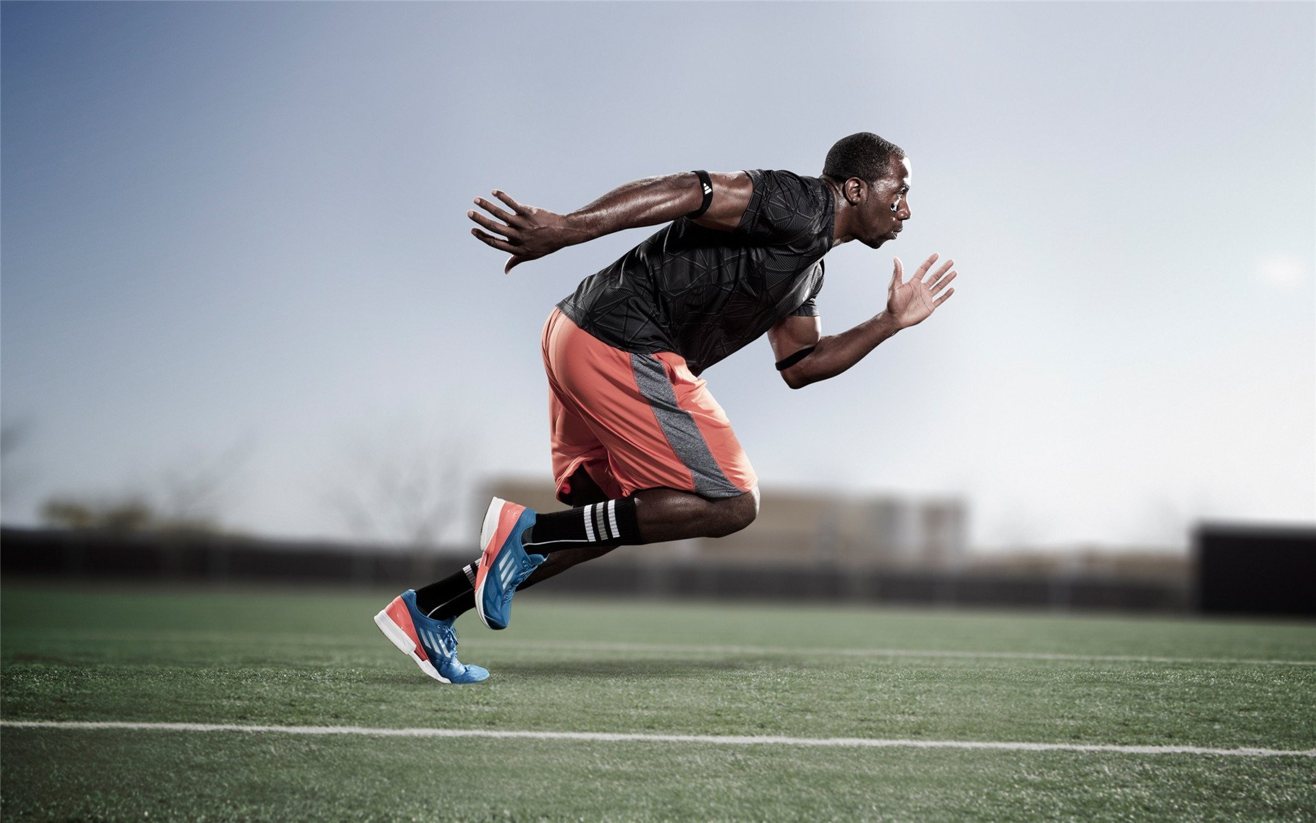 赛道上的抉择,乔治关键回合不手软,F1年度争冠之夜诞生新王