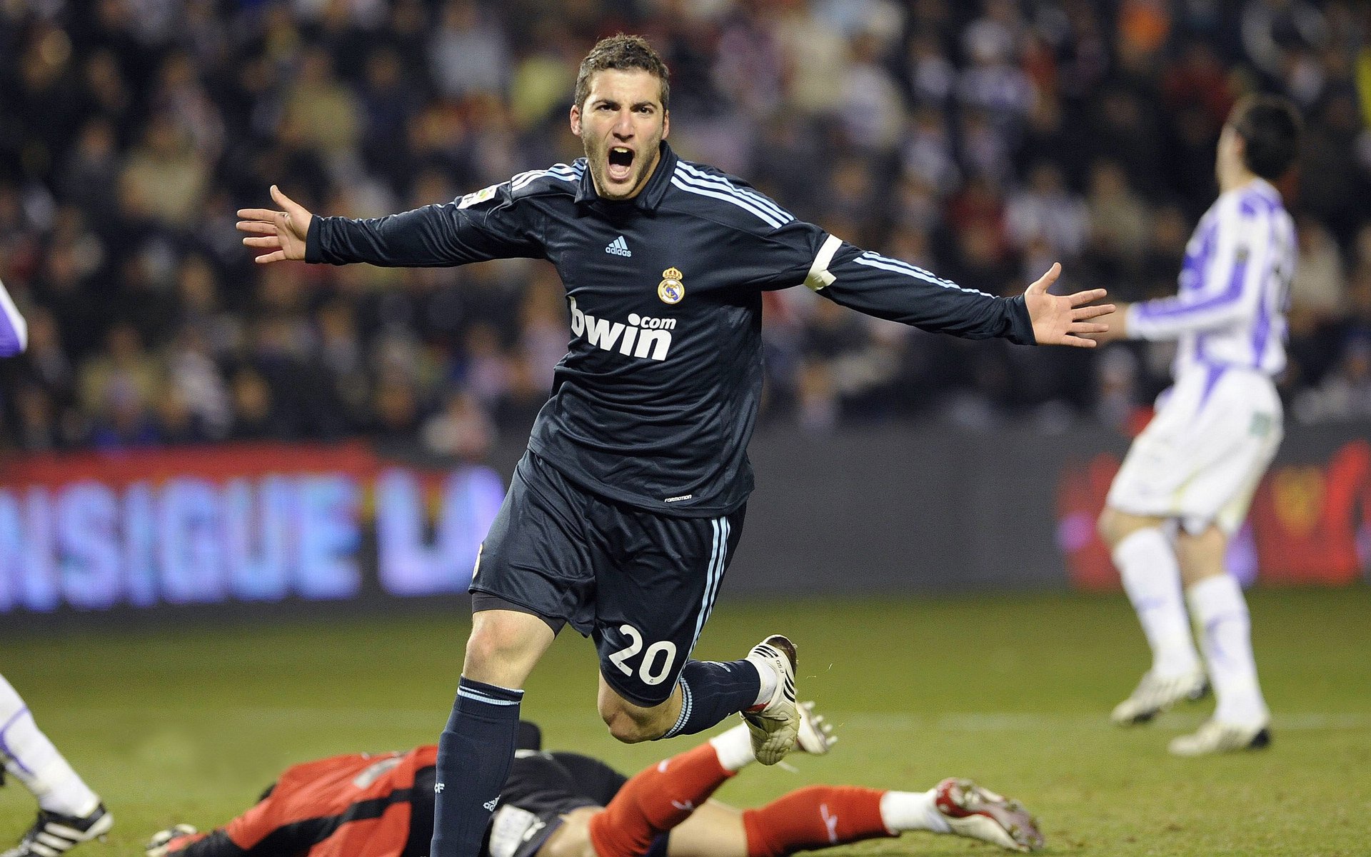 赛道之外,绿茵之上,当F1争冠悬念遇上巴拉圭的狂胜之夜